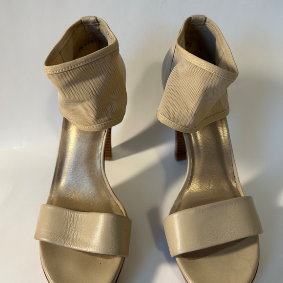 Stuart Weitzman - Picture 2 of 8